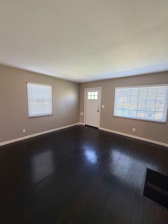 Building Photo - 713 S Broadleigh Rd