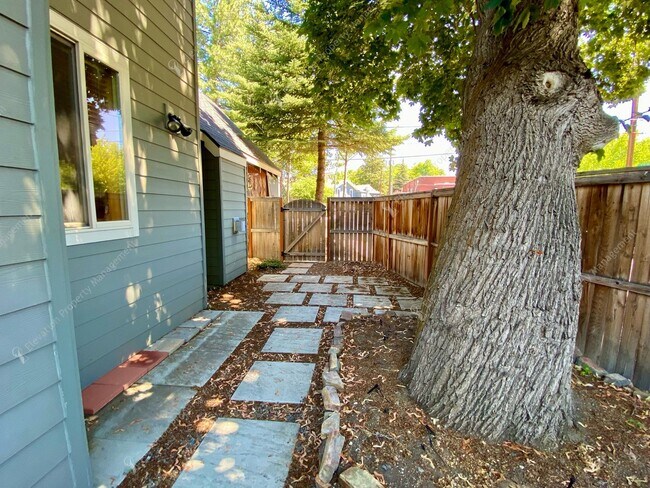 Building Photo - *Coming Soon* Charming Old Bend Rental | 3...