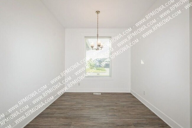 Building Photo - 1408 NW Spruce Dr