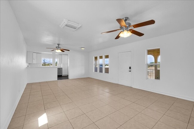 Building Photo - 2 Bedroom Home on 1.8 Acre Lot