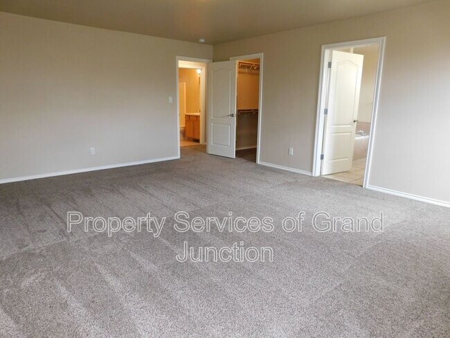 Building Photo - 3136 Shamrock Dr