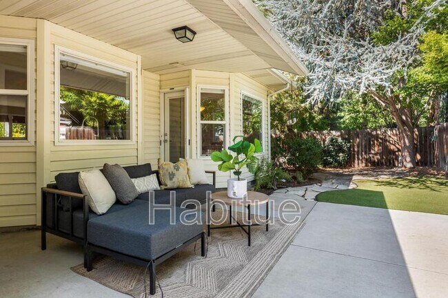 Building Photo - 2160 Dora Ln