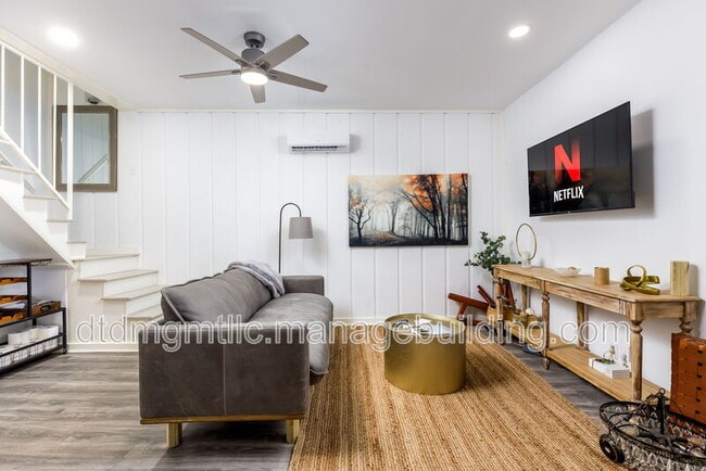 Building Photo - 110 E Craig Pl