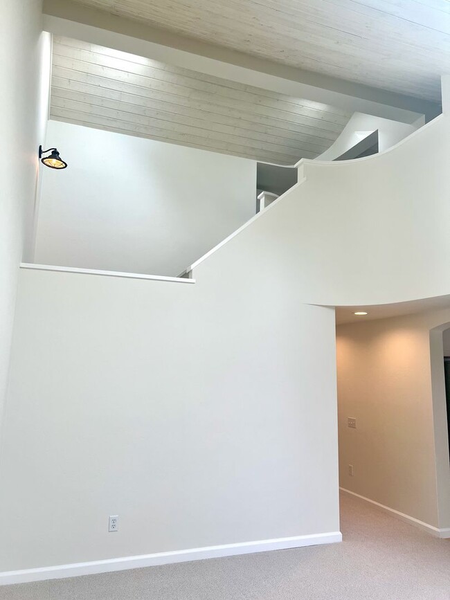 Building Photo - Spectacular Townhome for Rent in La Mesa –...