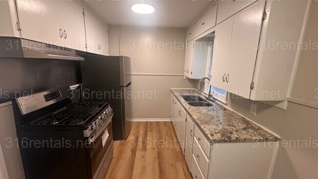 Building Photo - $1250 - 3 bed 1 bath with basement - Singl...
