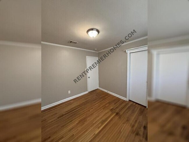 Building Photo - 1405 Stone St