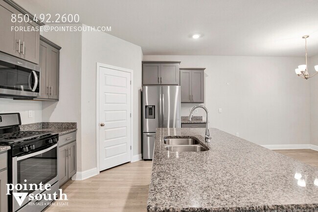 Building Photo - 390 Gemini St