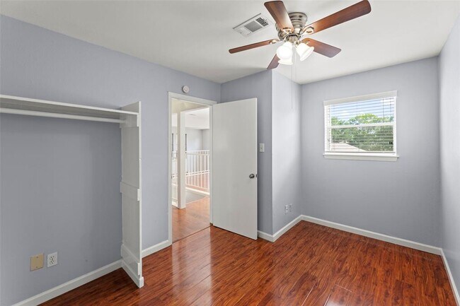 Building Photo - 11111 Midhurst Dr