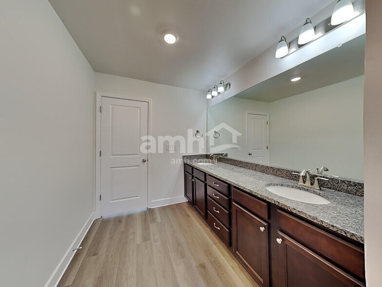 Building Photo - 5702 Lakemont Dr