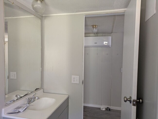 Building Photo - Springs Road Estates Unit#25
