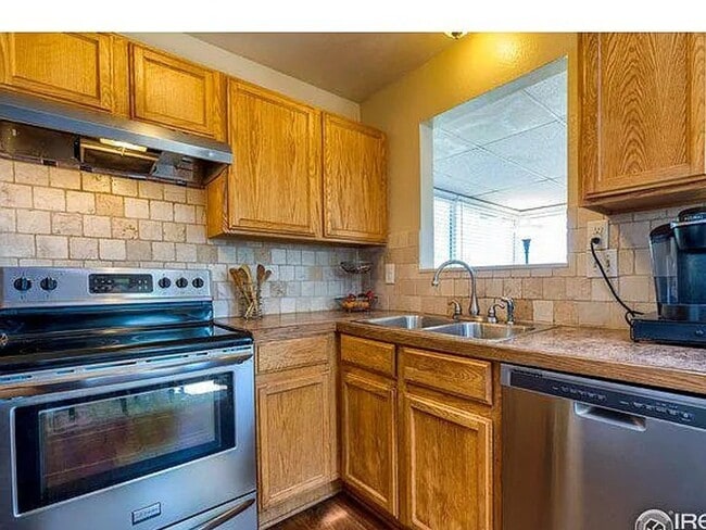 Building Photo - Students Welcome! 4 Bedroom 2 bath split level home - Available in June!