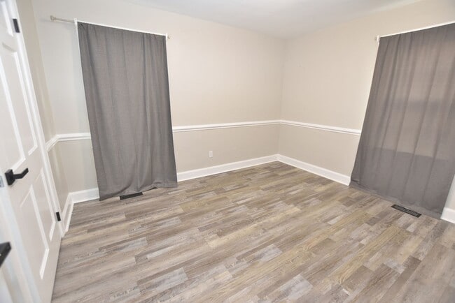 Building Photo - 9906 Red Oak Blvd