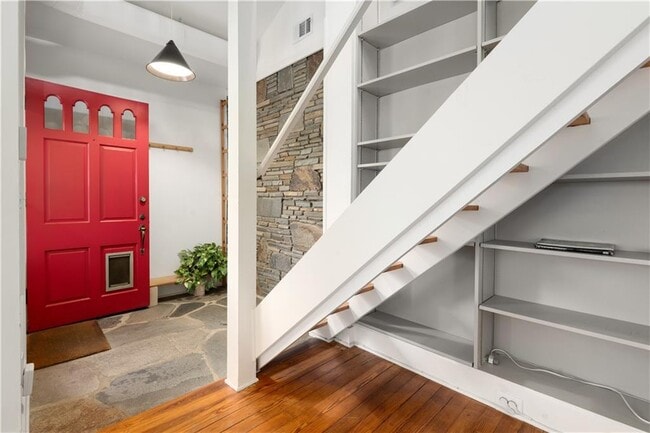 Building Photo - 2035 Manchester St NE