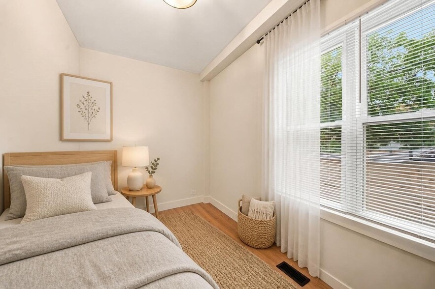 2nd bedroom - 1931 N St Louis Ave