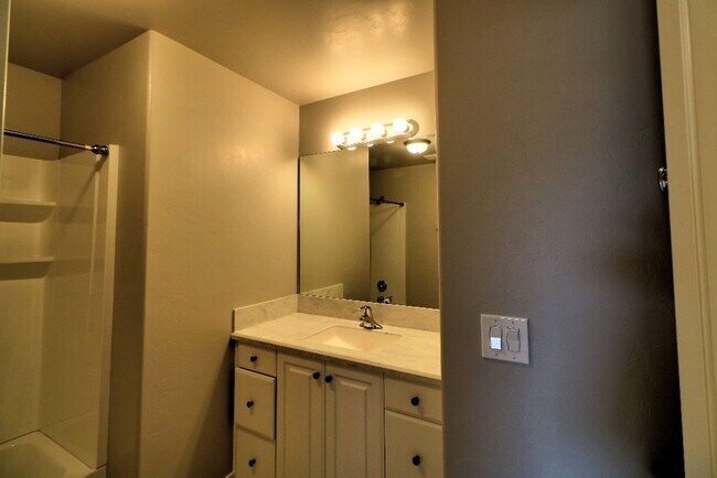 Building Photo - 3 bed 2.5 bath townhome in Salem