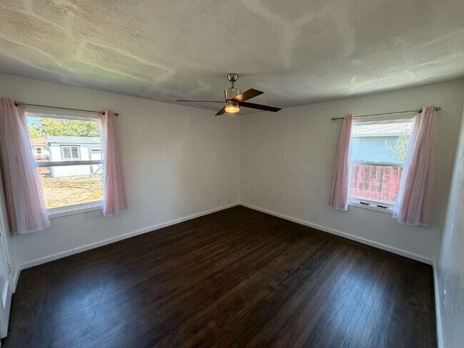 Building Photo - 2261 Hickory Dr