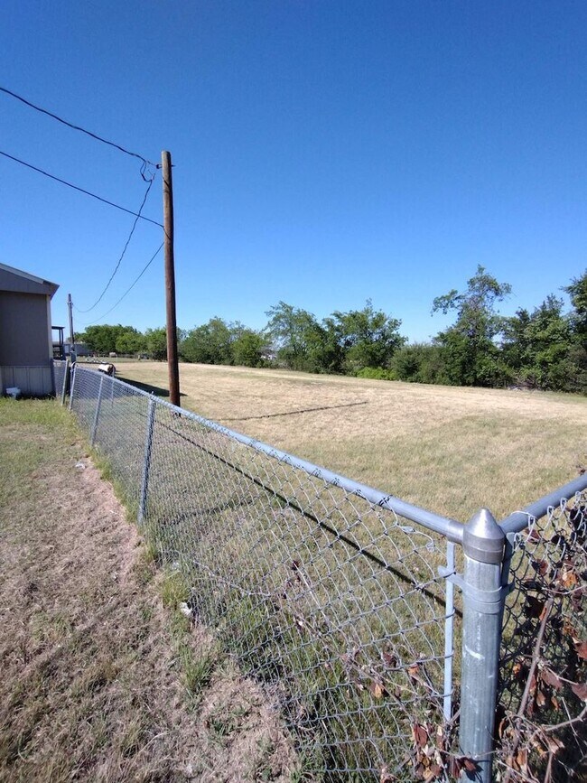 Building Photo - 3 Bedroom/2 Bath home on large fenced lot