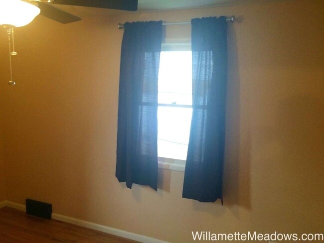 Building Photo - Amazing 4 Bedrooms, 2 Bathrooms, House in South Salem