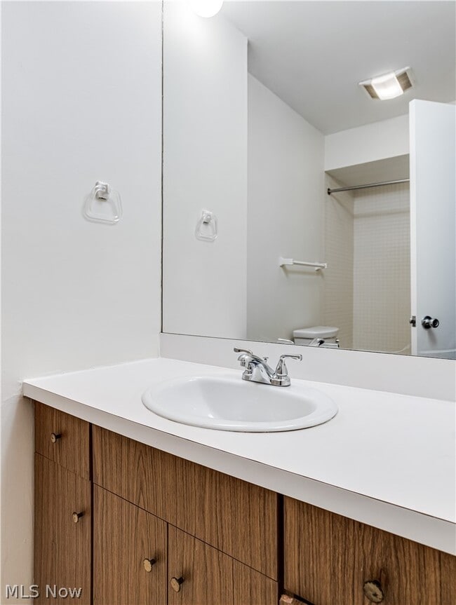 Building Photo - 2550 Chamberlain Rd