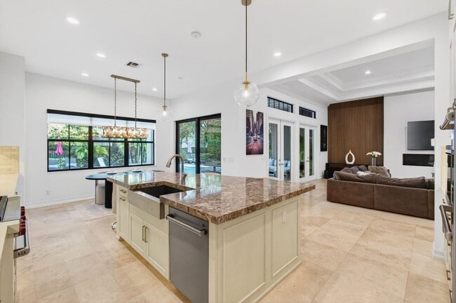 Building Photo - 17662 Cadena Dr