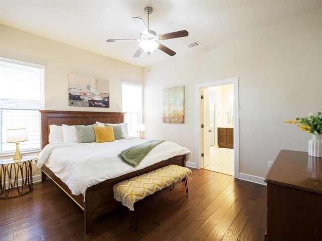 Building Photo - 5605 Roosevelt Ave