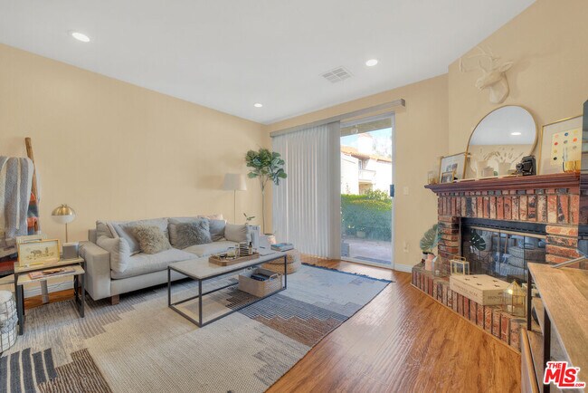 Building Photo - 5624 Las Virgenes Rd