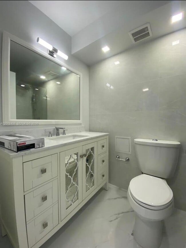 Building Photo - 6039 Collins Ave