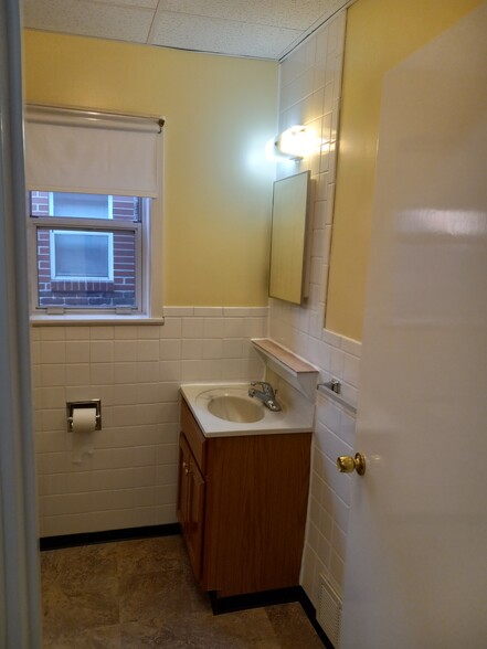 Bathroom - 646 Beaver Ave