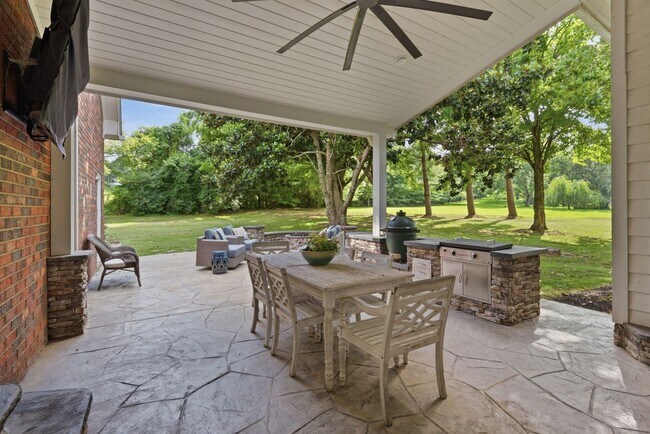 Building Photo - 1733 Carriage Ct