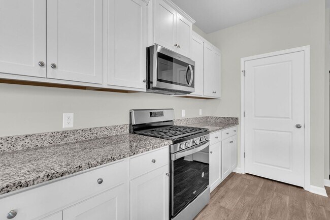 Building Photo - Modern Comfort in the Heart of Ladson