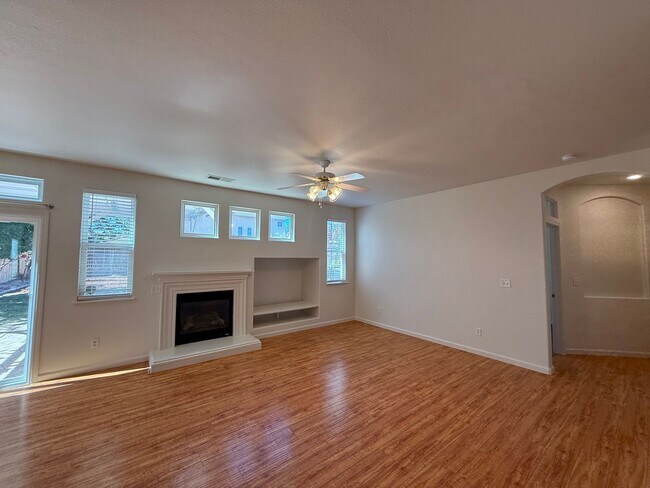 Building Photo - 4-bedroom two story in Sylvan School District!