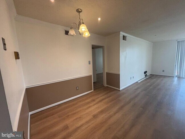 Building Photo - 3115 Patrick Henry Dr