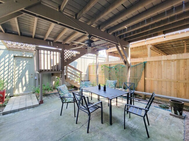 Building Photo - Two bedrooms two 1/2 bath townhome on Galv...