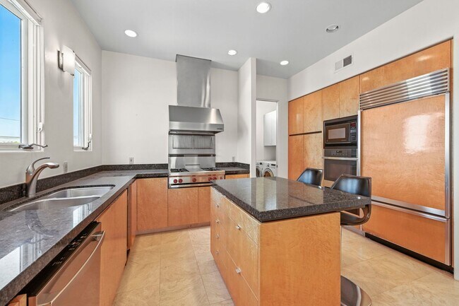 Building Photo - Gorgeous 3 Bed/3 Ba Home Tucked Away in th...