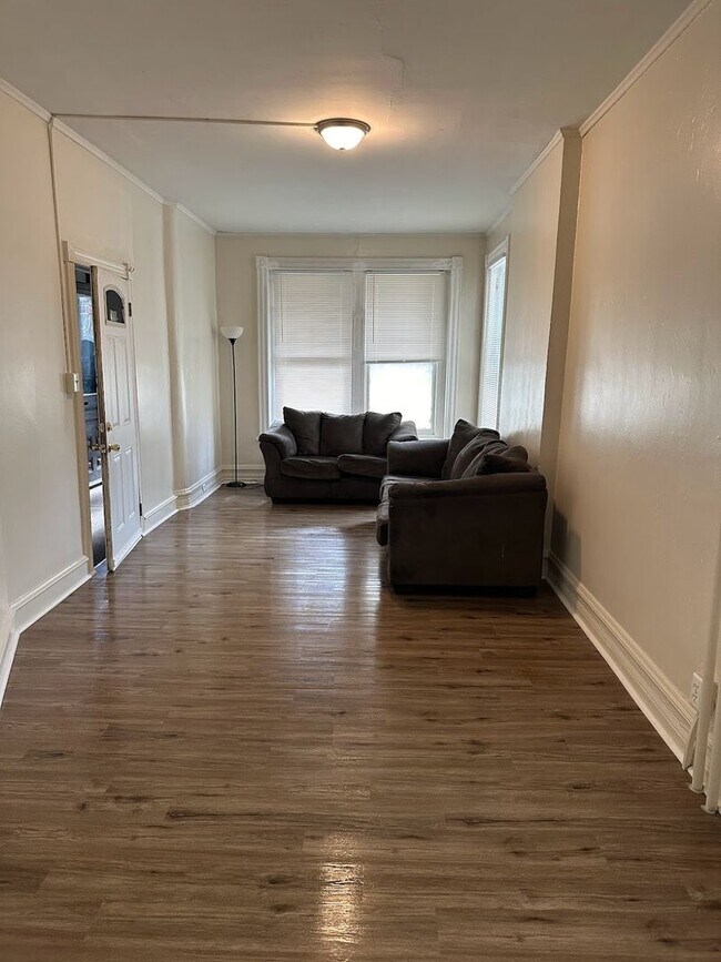 Building Photo - 109 Windsor St