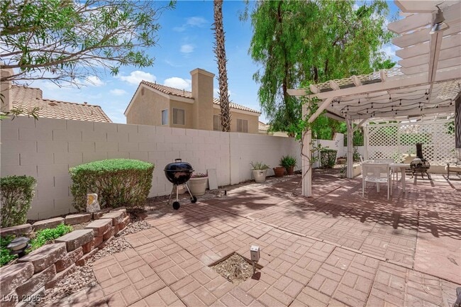 Building Photo - 2128 Desert Pines St