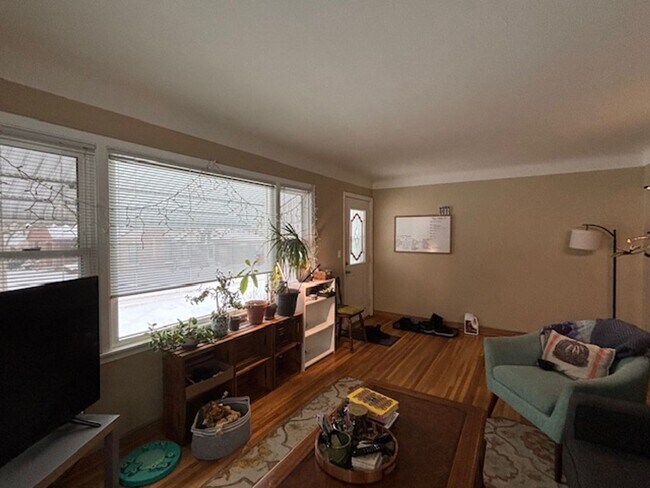 Building Photo - 1521-1525 Oxford St North