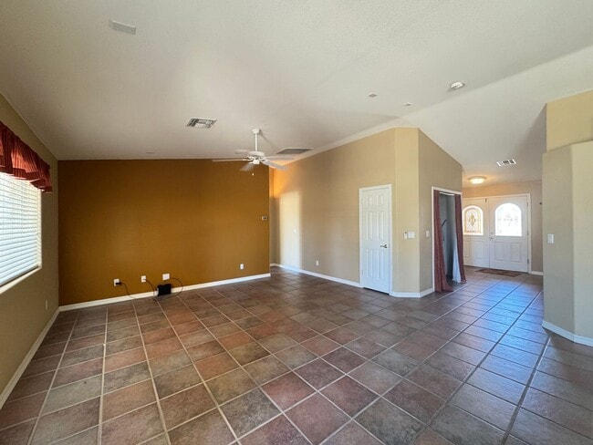 Building Photo - Great spacious home on Huukan Golf Course