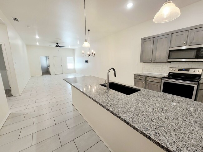 Building Photo - Stunning 3 Bedroom Townhome in Frenship School District