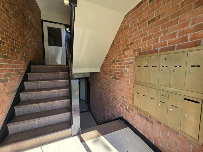 Building Photo - 5606 Crenshaw Rd