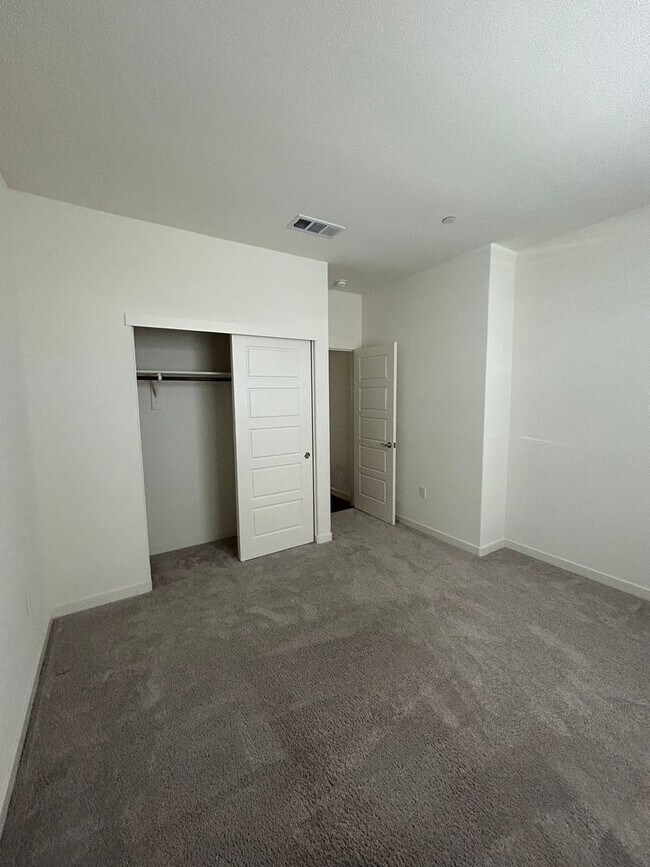 Building Photo - PET FRIENDLY