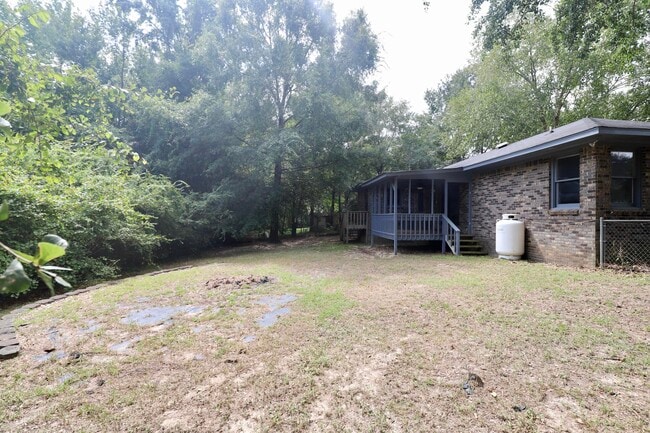 Building Photo - 806 Club Ln