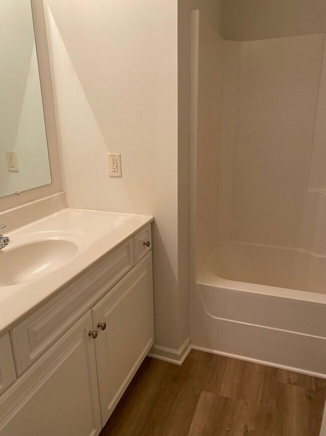 Building Photo - Townhouse for Rent in Taylor Springs