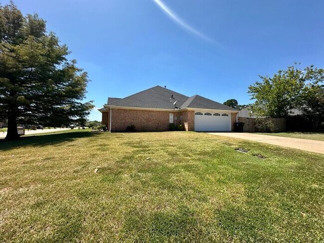 Building Photo - Spacious Flint Home on a Corner Lot with Stunning Primary Suite