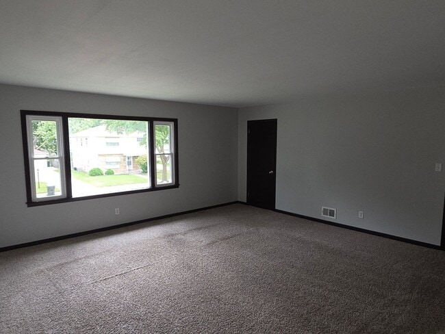 Building Photo - Updated 3 bedroom West Allis upper