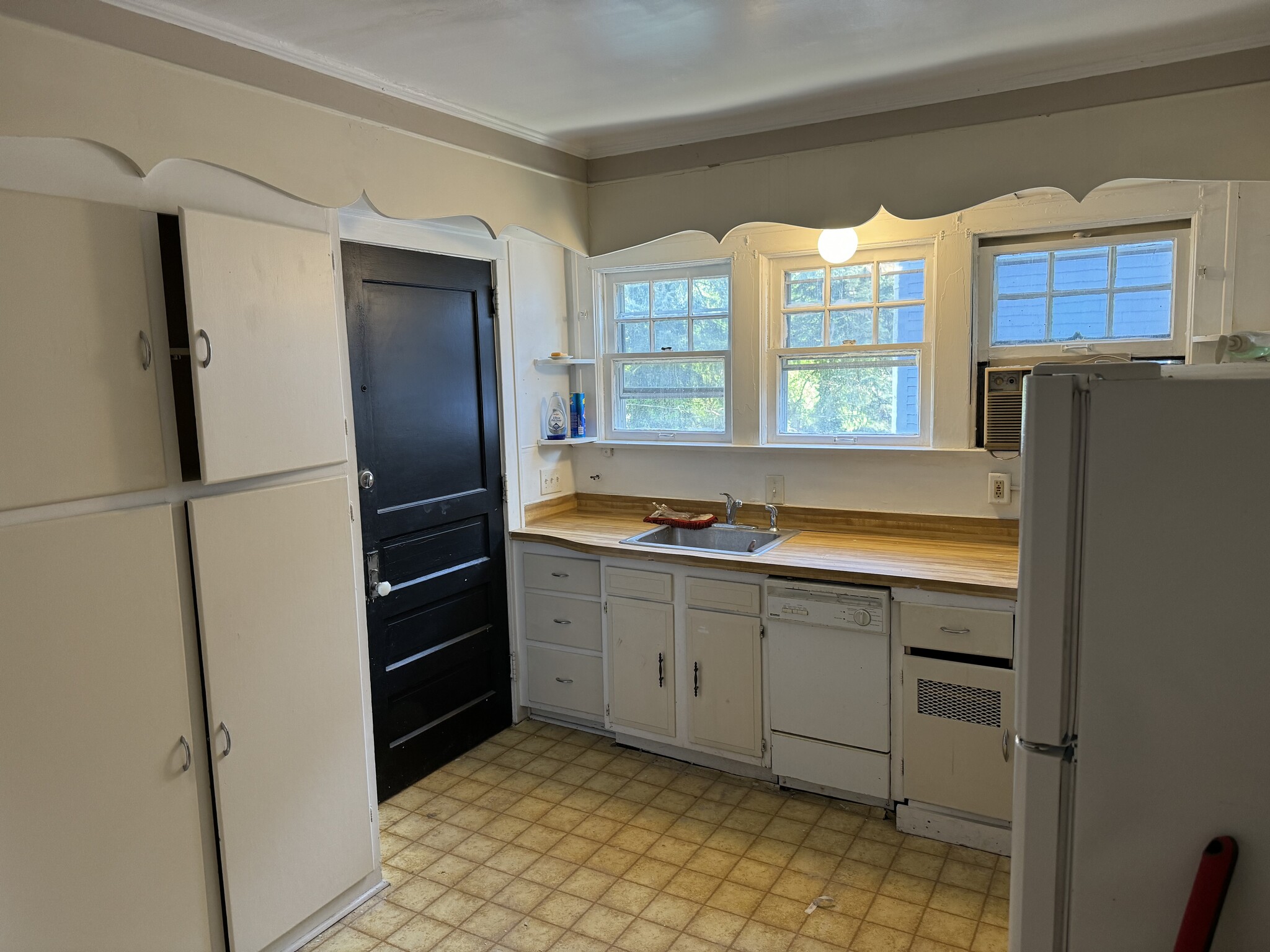 Kitchen - 2418 Robinwood Ave