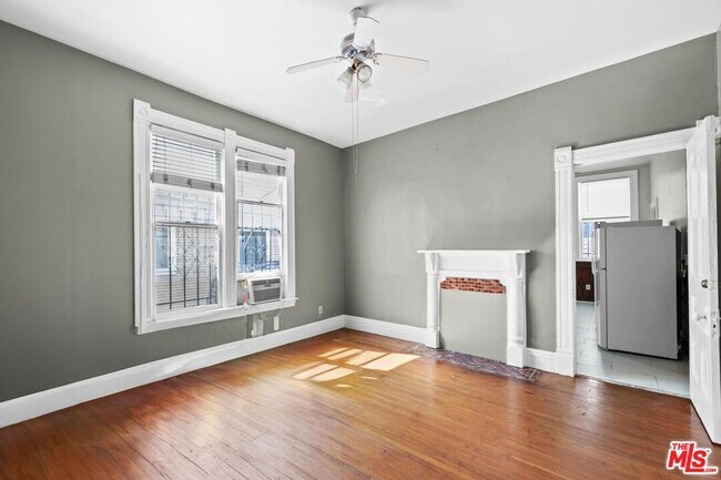 Primary Photo - 1223 W 23rd St