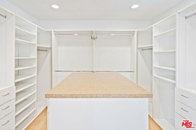 Building Photo - 516 1/2 Hill Street Unit