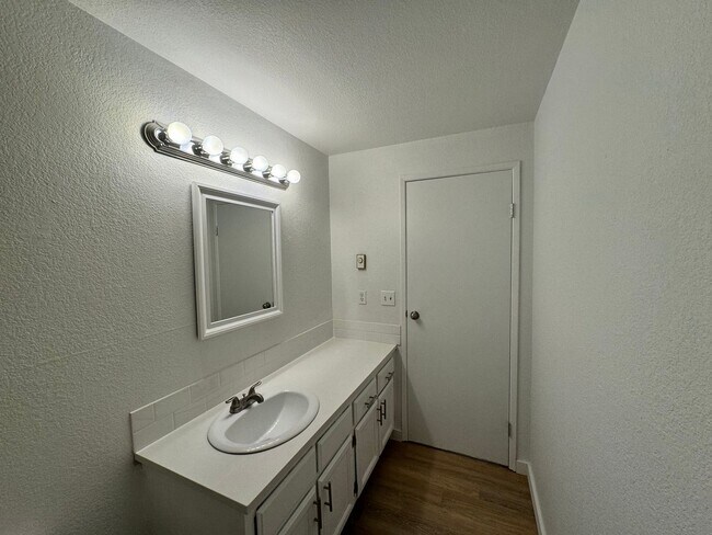 Building Photo - Stunning 2 Bed, 1 Bath w/ Laundry & AC in ...