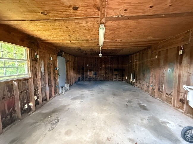 Building Photo - 3 bedroom 1.5 bath home with bonus room av...